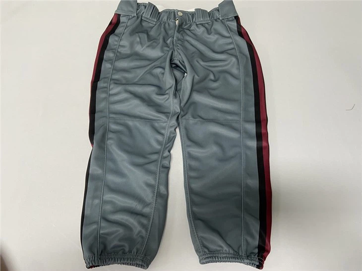 สวมกางเกงเบสบอลที่ทนทาน